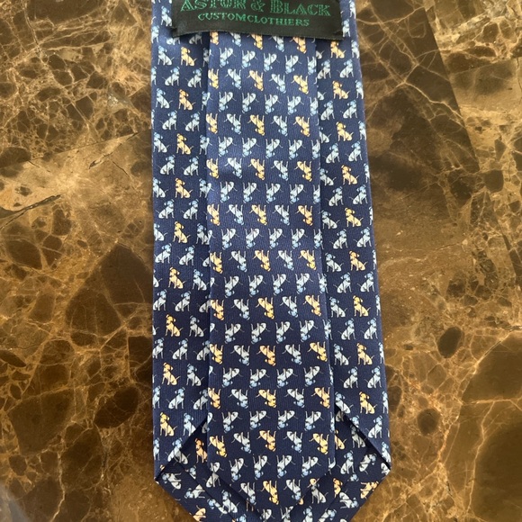 Astor & Black 100 % Silk Tie Navy Dog Motif Preppy Sporting Hunting Novelty - Picture 4 of 10